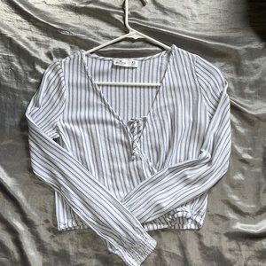 XS Hollister thin material cropped shirt